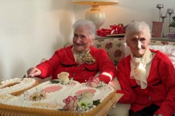 Foggia, gemelle centenarieLa grande festa di compleanno«Il nostro segreto? Volerci bene»