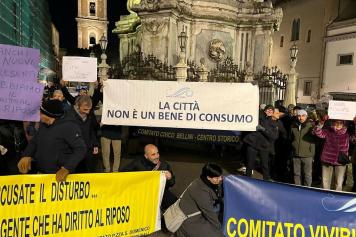 Napoli, corteo nel centro storico contro la movida: «Non viviamo più»
