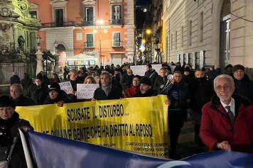 Napoli, corteo nel centro storico contro la movida: «Non viviamo più»