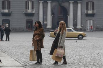 «L’Amica geniale», foto dal set di Napoli: Lenù e Lila (col pancione) passeggiano al Plebiscito