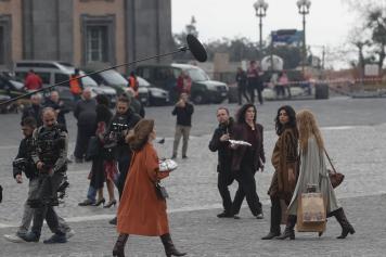 «L’Amica geniale», foto dal set di Napoli: Lenù e Lila (col pancione) passeggiano al Plebiscito