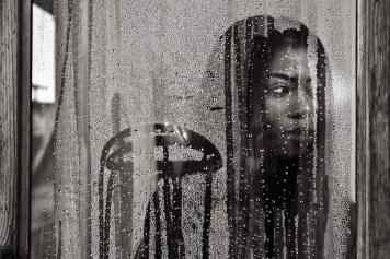 Il fotografo Giovanni Izzo: così racconto le donne ridotte in schiavitù