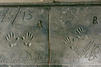 La «Walk of Fame» di Milano in abbandono: da Angela Lansbury a Lorella Cuccarini, le impronte delle star dimenticate