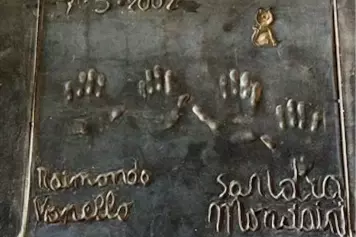 La «Walk of Fame» di Milano in abbandono: da Angela Lansbury a Lorella Cuccarini, le impronte delle star dimenticate
