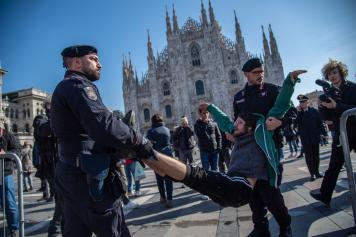 Milano, Il Blitz Di Ultima Generazione In Piazza Duomo: Denunciati Due ...