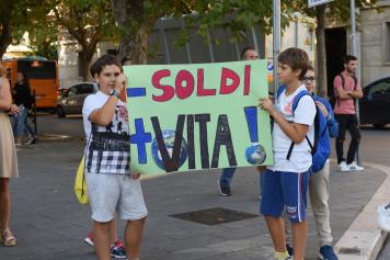 Clima, a Foggia studenti in piazza per il «Friday for future»