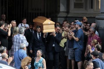 Tanti artisti ai funerali con rito buddista, Napoli piange l’attrice Loredana Simioli