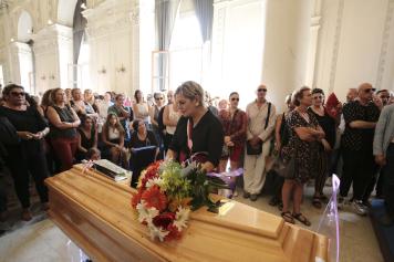 Tanti artisti ai funerali con rito buddista, Napoli piange l’attrice Loredana Simioli