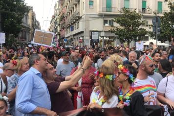 Onda Pride corteo per i diritti sul lungomare di Napoli. De Magistris: «Questo governo incita all’odio»