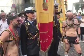 Onda Pride corteo per i diritti sul lungomare di Napoli. De Magistris: «Questo governo incita all’odio»