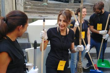 Napoli, «street action» del museo Madre: lo staff ripulisce la strada con scope e palette