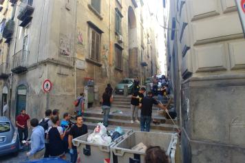 Napoli, «street action» del museo Madre: lo staff ripulisce la strada con scope e palette
