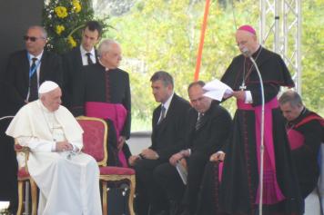 Il Papa è ad Alessano, in Salento, paese natale di don Tonino Bello. Ha visitato la tomba del vescovo di Molfetta dove riposa da 25 anni