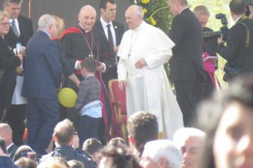 Il Papa sulla tomba di don Tonino«Capire i poveri è la vera ricchezza»