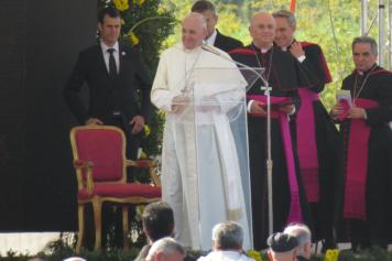 Il Papa sulla tomba di don Tonino«Capire i poveri è la vera ricchezza»