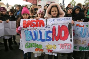 Baby gang, 2000 in corteo a Napoli: «Non è colpa di Gomorra ma dello Stato»