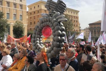 Napoli, tremila con de Magistris: «No al debito ingiusto». Al contro-corteo c’è Casapound e il Pd va via