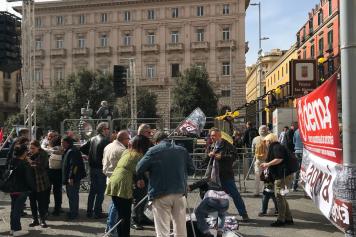 Napoli, tremila con de Magistris: «No al debito ingiusto». Al contro-corteo c’è Casapound e il Pd va via