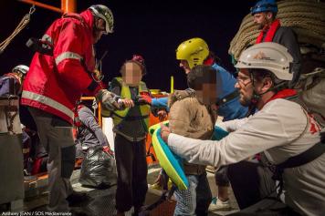 Migranti, la nave «Aquarius» autorizzata a sbarcare in Italia