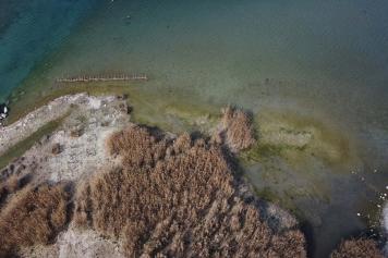 Garda, da Sirmione all'isola dei conigli: la grande siccità vista dal drone (e non solo)