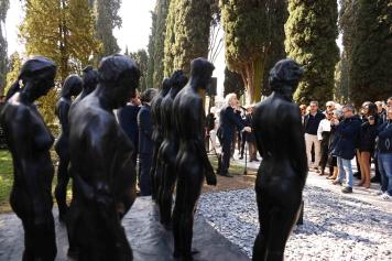 Vittorio Sgarbi all? inaugurazione monumento in memoria alle vittime del covid nel cimitero Vantiniano di Brescia, 18 marzo 2023 . Ansa Filippo Venezia