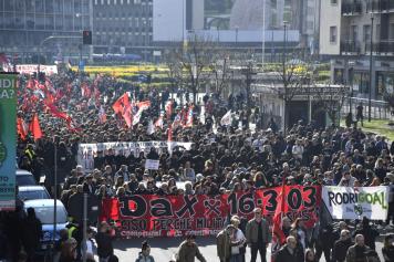 Corteo Dax a Milano, oltre 4 mila anarchici e antagonisti. Vetrine e pensiline in frantumi, muri imbrattati