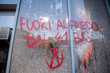 Corteo di anarchici a Milano in ricordo di Dax: murales, imbrattamenti e danni lungo il percorso