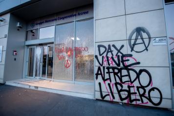 Corteo Dax a Milano, oltre 4 mila anarchici e antagonisti. Vetrine e pensiline in frantumi, muri imbrattati
