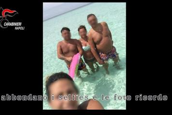 Tre persone sono state arrestate con l’accusa di associazione per delinquere finalizzata al furto in appartamenti. In questi scatti diffusi dai carabinieri si vedono ritratti alcuni degli indagati sulle spiagge delle Maldive. Secondo gli inquirenti soggiornavano in costosi resort grazie ai proventi dei furti. Tante le foto e i selfie dal paradiso tropicale pubblicate sui social