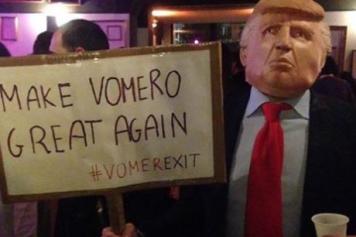 Un carnevalesco Donald Trump col cartello «Make Vomero great again- Vomerexit»