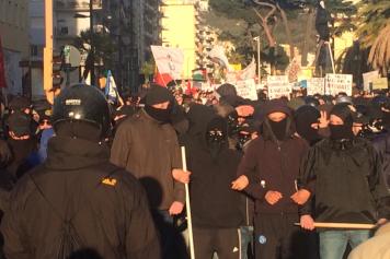 Spuntano anche i black bloc al corteo anti-Salvini a Napoli