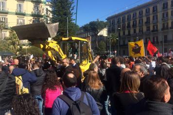 Il corteo anti-Salvini si è radunato in piazza Sannazzaro. C’è anche una ruspa