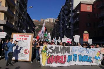 Uno striscione e il grande «foglio di via» per Salvini