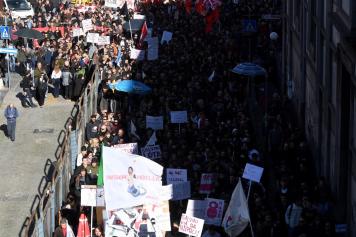 La manifestazione anti-Salvini si snoda nelle strade di Napoli