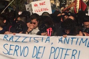 Alcuni militanti dei centri sociali indossano maschere di Pulcinella