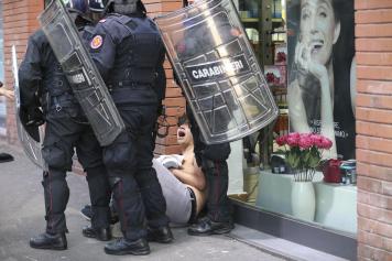 Black bloc al corteo anti-SalviniScontri tra polizia e manifestanti