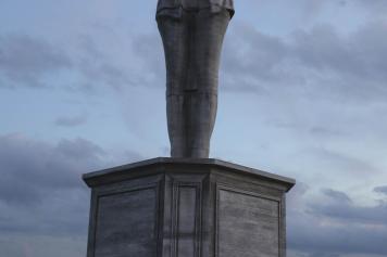 Napoli, svelato il mistero della statua alla Rotonda Diaz. È la pubblicità di uno smartphone