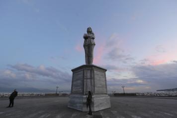 Napoli, svelato il mistero della statua alla Rotonda Diaz. È la pubblicità di uno smartphone