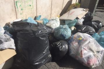 Renzi e la Boschi a Ercolano, dispetto al sindaco dem: città piena di rifiuti