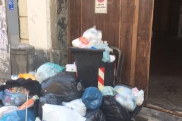 Renzi e la Boschi a Ercolano, dispetto al sindaco dem: città piena di rifiuti