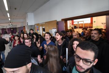 Alla Federico II di Napoli, un gruppo di studenti dei collettivi universitari ha occupato la sala dove è previsto il convegno con Massimo D’Alema