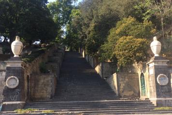 La scalinata monumentale della Principessa Jolanda al tondo di Capodimonte, opera del Niccolini