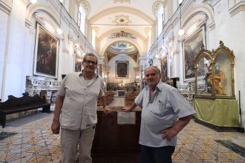 Salvatore D’Alessio, a destra, «custode» della chiesa di Santa Marta e confratello dell’omonima Congrega, con Pasquale Barisano
