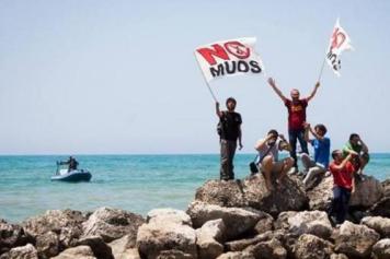 Nella giornata delle celebrazioni del settantesimo anniversario dallo sbarco delle truppe anglo-americane in Sicilia attivisti «No Muos» hanno contestato la presenza dei militari americani a Gela.