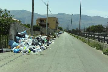 Sicilia, cumuli di rifiuti in strada, video appello a Mattarella