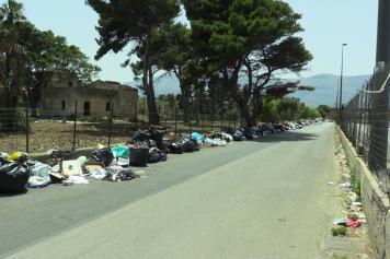 Sicilia, cumuli di rifiuti in strada, video appello a Mattarella