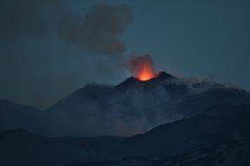 Etna, esplosione dal cratere: dieci persone ferite