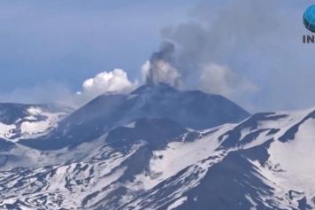 Etna, esplosione dal cratere: dieci persone ferite