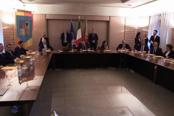 Sicilia, Musumeci presenta la giunta. L’assessore Sgarbi saluta i colleghi ma poi salta la prima riunione