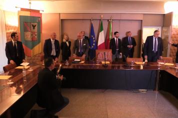 Sicilia, Musumeci presenta la giunta. L’assessore Sgarbi saluta i colleghi ma poi salta la prima riunione